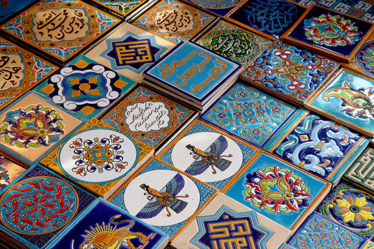 Handbemalte Kacheln im Gro&szlig;en Basar, UNESCO World Heritage Site, Iran