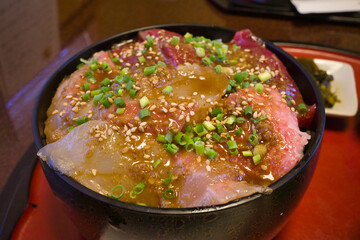 千葉県木更津市の割烹小料理屋で食べた鮪と白身のごまづけ丼