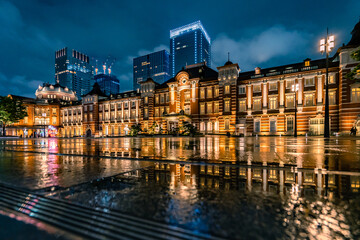 Fototapeta na wymiar Tokyo station reflection
