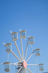 Noria blanca con el cielo azul de fondo