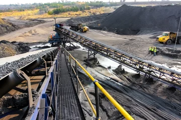 Rolgordijnen Coal Ore on a conveyor belt for processing © Sunshine Seeds