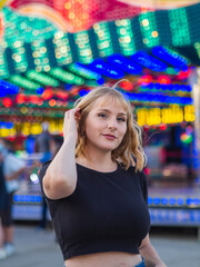 Mujer joven disfrutando de la feria