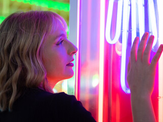 Retrato mujer joven en unos neones