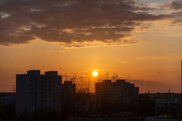 Fototapeta na wymiar sunset over apartment blocks in the city