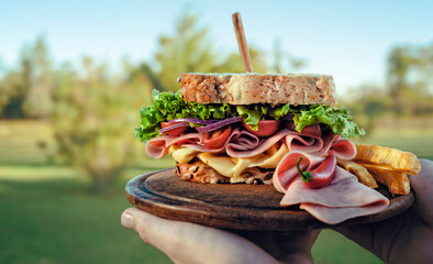 Sandwich en plato de madera