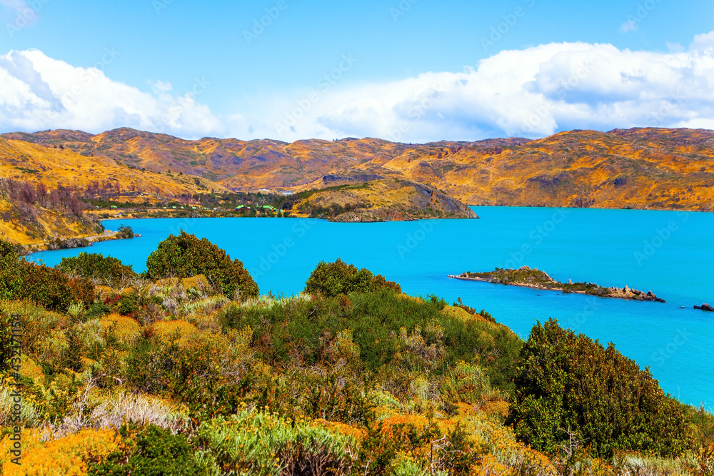 Wall mural picturesque lake pehoe