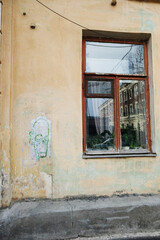 Fototapeta na wymiar Aesthetics of old urban areas with shabby houses
