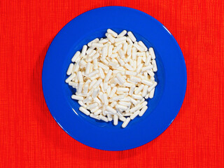 Ein Teller voller weisser Pillen