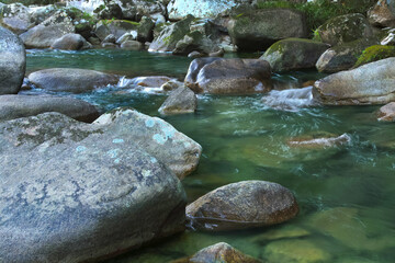 Fototapeta na wymiar 岩肌の質感が美しい川辺