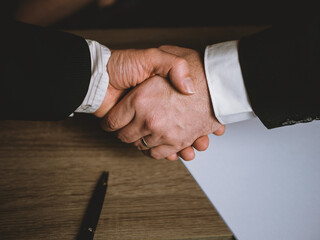 Poignée de main entre deux hommes