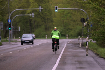 fahrradfahrer auf einer landstraße mit schutzkleidung