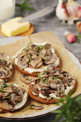 Open sandwiches with grilled mushrooms