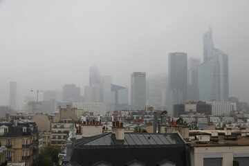 Vue sur la Défense sous un épais brouillard matinal hivernal