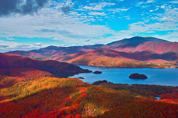美しく紅葉する山々と湖