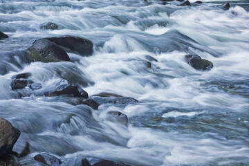 渓流の水の流れ
