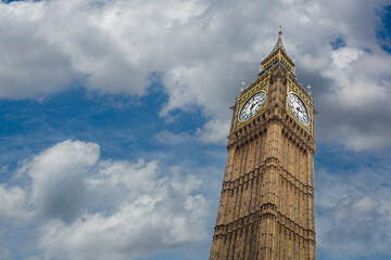 Fototapeta na wymiar Big Ben tower in front the cloudy sky.