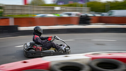 Obraz premium A panning shot of a racing kart as it circuits a track.