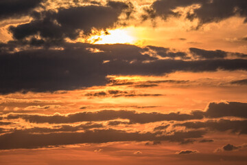 Sonnenuntergang und Wolkenhimmel