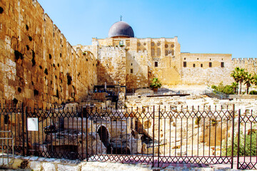 Fototapeta premium Jerusalem, Israel - 27 April 2021: dome of the al-Aqsa Mosque and Davidson Center, the Jerusalem Archaeological Park in old town of Jerusalem