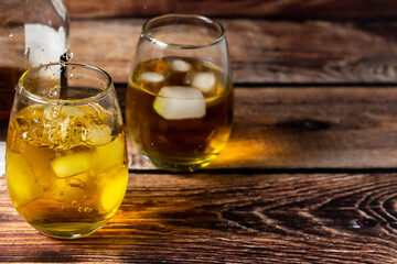 mesa y vaso de whisky con hielo!!!