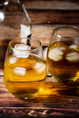 mesa y vaso de whisky con hielo!!!