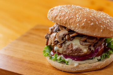 Hamburguesa con champiñones queso blanco fundido y vegetales frescos