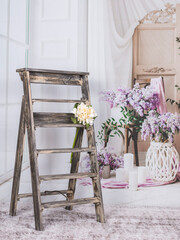 Habitación con ventana blanca con decoración floral  violeta