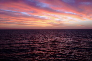 Sonnenaufgang über Ozean