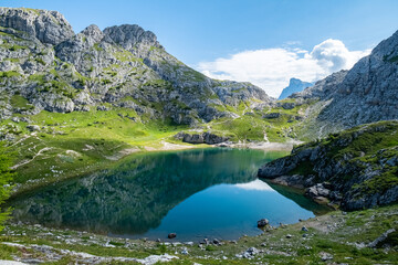 Fototapeta na wymiar Lago di Coldai in the beautiful Italian Dolomites