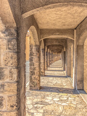 Allée et arcades en pierre