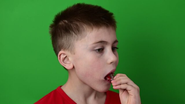 The child puts a plate on the teeth, alignment and care of teeth, alignment of the curves of permanent teeth.