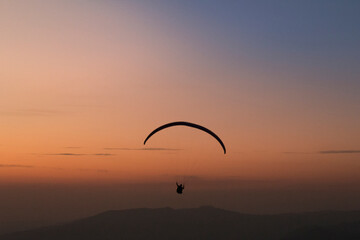 Fototapeta na wymiar Voo de Paraglider 
