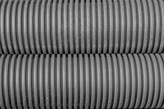 Nahaufnahme Drainagerohre in schwarz-weiß Fotografie