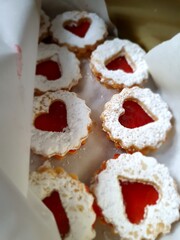 Spitzbuben mit Erdbeer Marmelade und Puderzucker