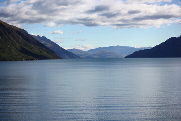 Fjord sortant des brumes
