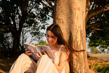 Mujer  feliz leyendo libro
