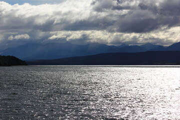 Obraz premium Eau scintillante sous un ciel nuageux