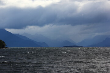 Fototapeta na wymiar Fjord sortant des brumes