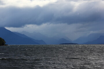 Fjord sortant des brumes