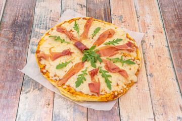 napoletana pizza with arugula and prosciutto