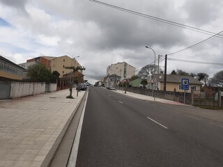 Fototapeta na wymiar Avenida a la entrada de la localidad de Vilalba, en Galicia