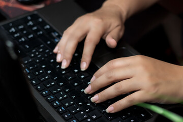 Foco Selectivo mujer trabajando en su laptop