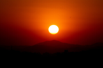 Pôr do Sol visto nesta quinta feira, (06), no final da tarde na cidade de São José dos Campos-SP,.
