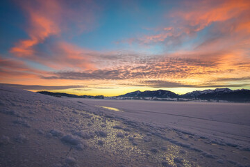 Fototapeta na wymiar Forggensee im Winter zum Sonnenaufgang 