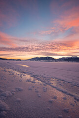 Obraz premium Forggensee im Winter zum Sonnenaufgang 