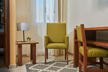 Fototapeta na wymiar Silla decorativa de habitación de hotel para la sala de espera color esmeralda colores desérticos
