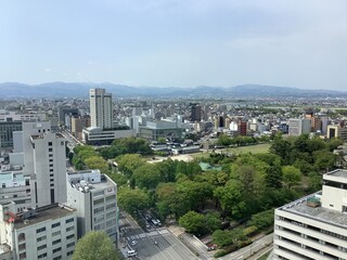 Obraz premium Scenery of Toyama city and Tateyama mountain range seen from the observation deck of Toyama city