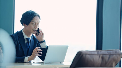 スマホで通話する男性