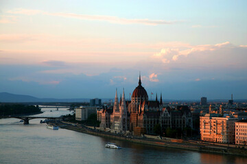 Fototapeta premium Budapest late afternoon, view on the Chain Bridge over the river Danube, and Parliament Buildings