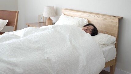 ベッドで安眠する男性